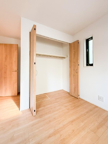 全居室には大型の収納クローゼットを完備。普段使いのお洋服や小物はもちろん、季節物のお洋服などもしっかりと整理整頓出来る。居室空間を隅々まで使えるのが嬉しい。
