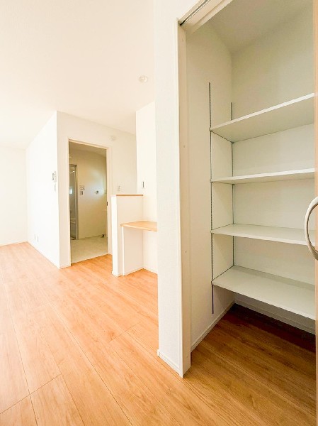 キッチン隣には、ストック食材や調理家電の収納に便利なパントリー収納付です。これだけのスペースがあれば、お水や非常食などの備蓄庫としても活躍しそうです。