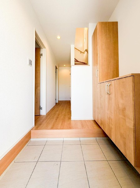 外観:玄関は家の中に入る時一番最初に目に付く場所だからこだわりたいですよね！明るい雰囲気の色目でお部屋の雰囲気をそのまま表しているようです。