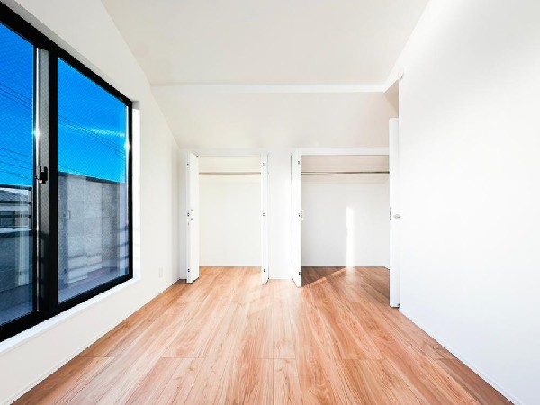 ◇居室◇  光が沢山取り込める大きな窓。日差しを長時間受ける事が出来る暖かいお部屋です。もちろんペアガラスなので、遮音性に優れ、結露も発生しにくい構造。サッシ周りのカビが発生しにくくなりますね。