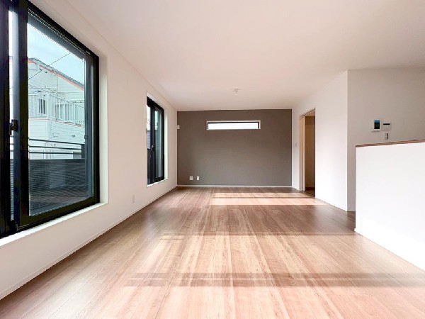 家族と過ごす時間を大切にしたい方にぴったりのゆとりある住空間です。窓からの日差しがリビングの隅々までしっかりと届きます。