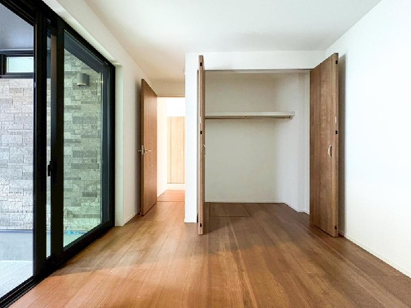 光を沢山取り込める大きな窓。日差しを長時間受ける事が出来る暖かいお部屋です。もちろんペアガラスなので、遮音性にも優れ、結露も発生しにくい構造。サッシ周りのカビが発生しにくくなります。