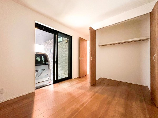 光を沢山取り込める大きな窓。日差しを長時間受ける事が出来る暖かいお部屋です。もちろんペアガラスなので、遮音性にも優れ、結露も発生しにくい構造。サッシ周りのカビが発生