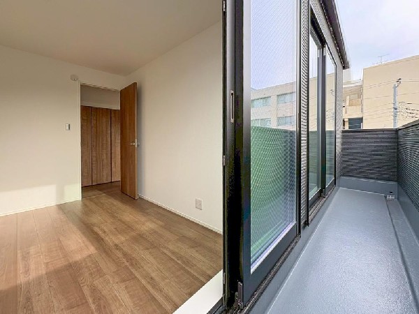 南からの明るい光が差しこむ陽だまりの空間。南に大きく面したバルコニーでお洗濯もあっという間に乾きそう。家事もスムーズにこなせますね。太陽の匂いが感じられる心地よさ。