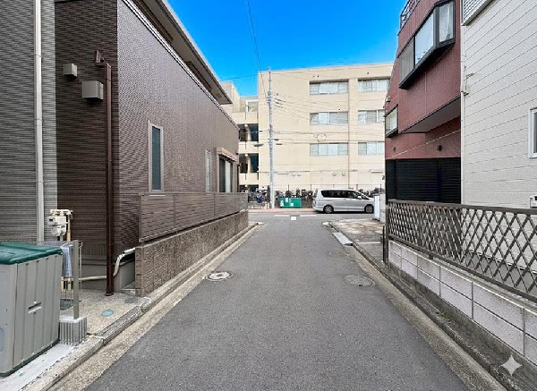 外観:前面道路は車通りの少ない道路。段差もなくお車の出し入れが苦手な方も駐車しやすそうです。