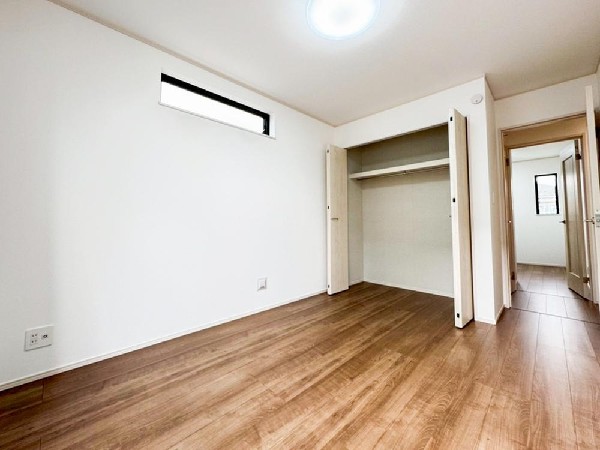 収納力が豊富な大型クローゼット。普段着やスーツはもちろんのこと、コート類などもしっかり掛けられます。奥行きもあるので、収納ボックスもそのまましまえて部屋がスッキリしますね。