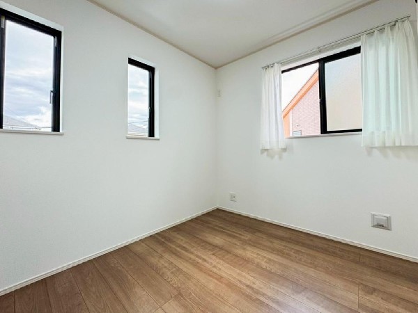 光を取り込みやすい2面採光の居室は日当たり良好です。クローゼットの完備で収納スペースも十分。初めてのお子様にとっての「自分の部屋」。学習デスクやベッドの配置もラクラクです。