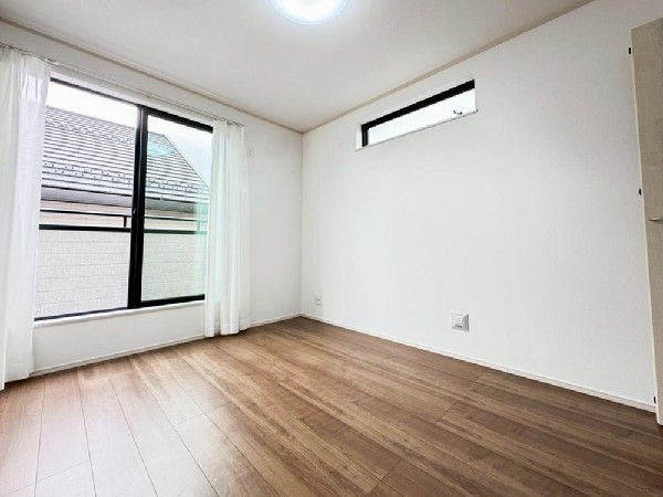 2面採光でお部屋の隅々まで明るい印象の居室。おひさまの光を、爽やかな風をたっぷりと取り込めます。居室内はいつも明るいので、毎日の生活も自然と明るくなりますね。