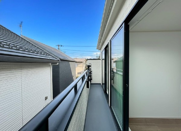 南からの明るい光が差しこむ陽だまりの空間。南に大きく面したバルコニーでお洗濯もあっという間に乾きそう。家事もスムーズにこなせますね。太陽の匂いが感じられる心地よさ。