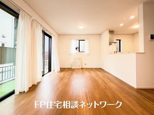 16帖の広々ＬＤＫ。導線もしっかりと取れているので、ダイニングテーブルやソファーなどの家具もしっかりと配置できます。ゆったりとした広さの空間でご家族だんらんの時間をお過ごしください。