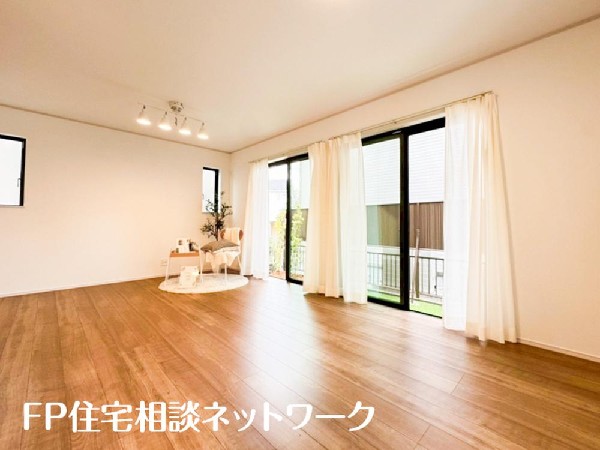 家族と過ごす時間を大切にしたい方にぴったりのゆとりある住空間です。窓からの日差しがリビングの隅々までしっかりと届きます。