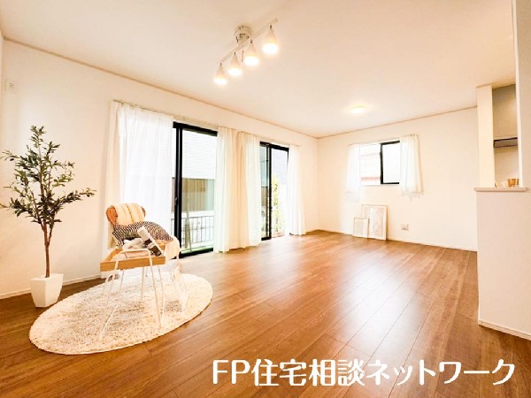 家族だんらんのスペースとなるリビング。窓が多い設計なので色々な角度から光が取り込めます。明るいリビングで新しい生活を。