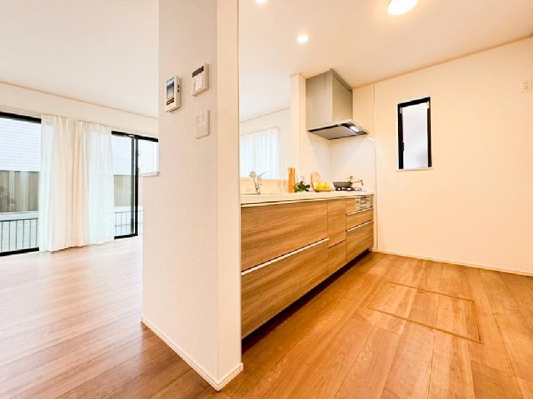 リビングを見渡せる対面式キッチンは、ご家族との会話もできて毎日のお料理が楽しくなります。リビングで遊ぶお子様にも目が届くので安心して家事が出来ますね。