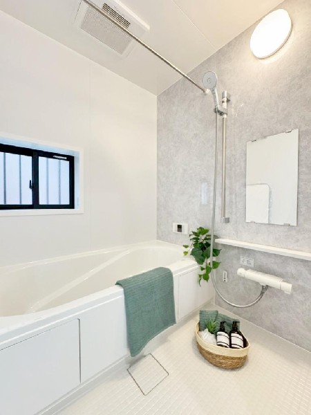 ユニットバスはゆったりとくつろげる1坪タイプ。足までしっかりと伸ばせる浴槽は、心身ともにしっかりと疲れを癒してくれます。お子様と一緒の入浴でも充分な広さです。