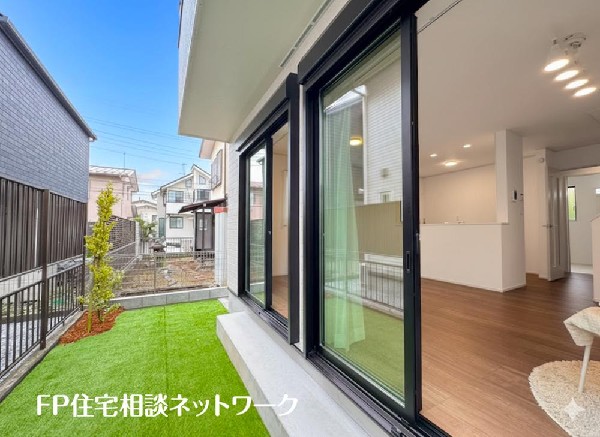 外観:暮らしに潤いと癒しをもたらすお庭があります。プライベートな空間なので、夏にはお子様のプールが楽しめますし、ちょっとしたガーデンニングにも最適です。