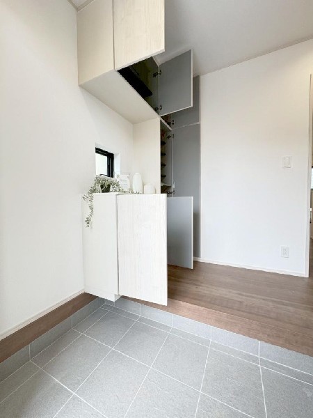 外観:玄関は家の中に入る時一番最初に目に付く場所だからこだわりたいですよね！明るい雰囲気の色目でお部屋の雰囲気をそのまま表しているようです。