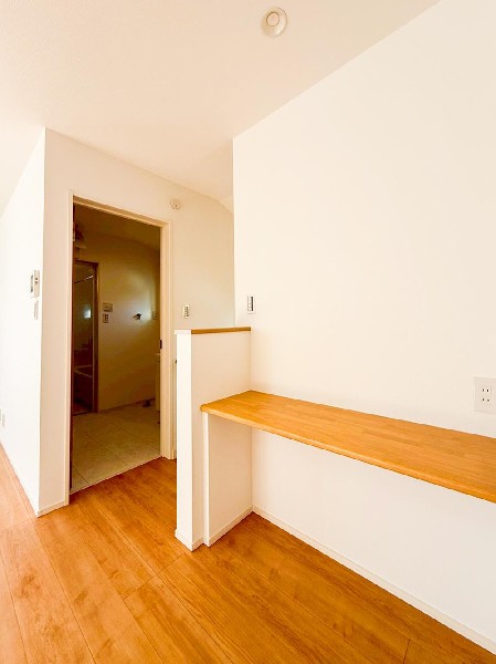 ある時はお子様のスタディスペースとして、観賞用のディスプレイとして、などいろいろな用途に活用できるカウンタースペース。「おさまりの良さ」が空間をすっきり見せる効果を引き立たせます。