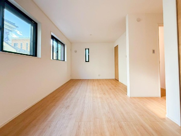 光を取り込みやすい2面採光の居室は日当たり良好です。クローゼットの完備で収納スペースも十分。初めてのお子様にとっての「自分の部屋」。学習デスクやベッドの配置もラクラクです。