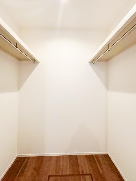 ウォークインクローゼットのある住まいで収納上手な生活を実現。衣類だけでなく、箱物や思い出の品もたっぷり収納できます。