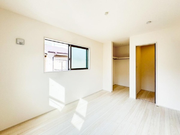 清潔感あるカラーで仕上げられた内装です。世代を問わず人気で、インテリアも合わせやすい色調ですので、落ち着きと安らぎを感じさせる雰囲気になっています。