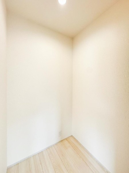 ウォークインクローゼットのある住まいで収納上手な生活を実現。衣類だけでなく、箱物や思い出の品もたっぷり収納できます。