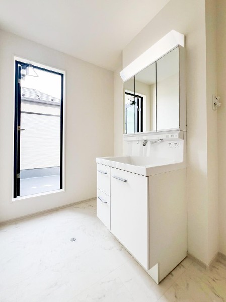 お洗濯の動線を考え、洗面スペースを2階に配置しています。濡れた洗濯物を持ってバルコニーまで階段を上る必要がなくなるだけで、一層家事がはかどりますね！