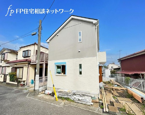 外観:前面道路は車通りの少ない道路。段差もなくお車の出し入れが苦手な方も駐車しやすそうです。