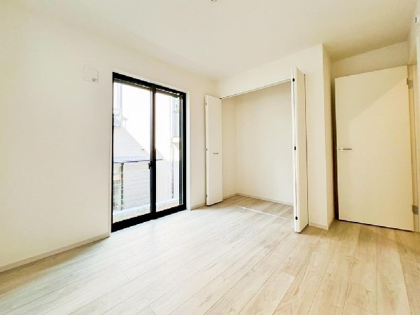 収納力が豊富な大型クローゼット。普段着やスーツはもちろんのこと、コート類などもしっかり掛けられます。奥行きもあるので、収納ボックスもそのまましまえて部屋がスッキリしますね。