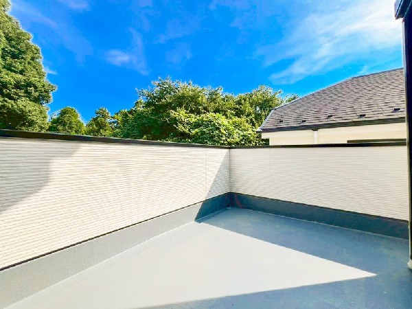 【ルーフバルコニー】洗濯物を干すだけのスペースではもったいない多用途にご利用いただける大型ルーフバルコニーです。天気の良い日にはテーブルとイスを並べて外でお食事なども楽しめる。