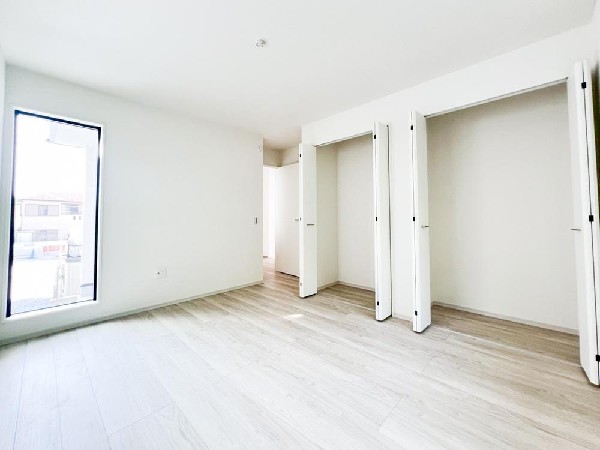 全居室には大型の収納クローゼットを完備。普段使いのお洋服や小物はもちろん、季節物のお洋服などもしっかりと整理整頓出来る。居室空間を隅々まで使えるのが嬉しい。