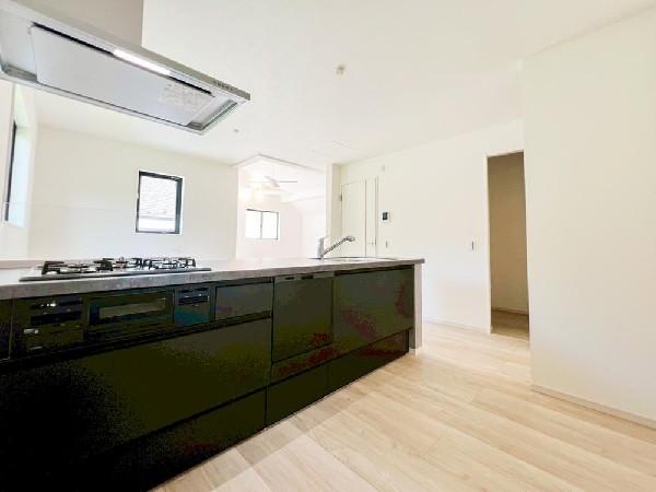 リビングに降り注ぐ明るい陽射しがそのままキッチンにも柔らかく降り注ぐ明るい印象のキッチン廻り。リビングとキッチンの間に壁を設けてないフルオープンタイプですので、空間に一体感を感じられます。