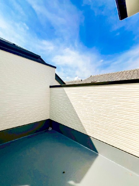 洗面室から直接出入りができるバルコニー付き♪お洗濯が捗りそうですね♪