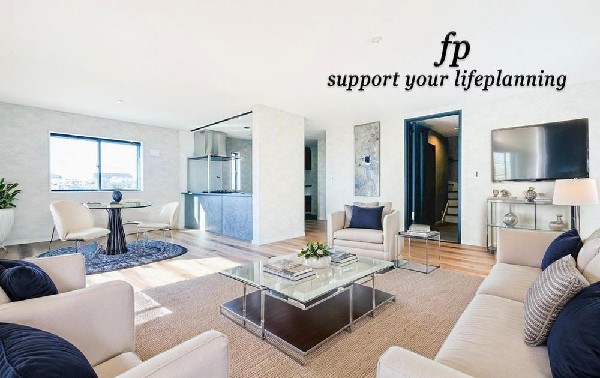 家族だんらんのリビング。家具の配置がしやすい広さを確保しつつ、窓が多い設計は沢山の光が取り込める拘りの間取りです。明るいリビングで寛ぐ新しい生活をスタートさせてみませんか。