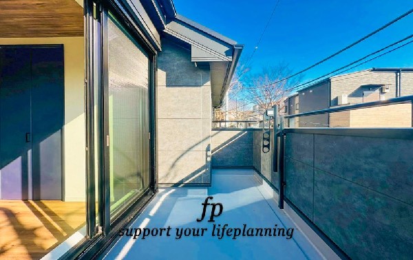 バルコニーがワイドタイプなので、各居室からバルコニーへの出入りが可能で、洗濯物の他、布団などを干す時も楽ちんです！