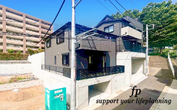 外観:深く豊かな緑と爽快な青い空を感じるまさに横浜に暮らす心地よさを存分に堪能いただける邸宅です。グレードの高い設備仕様が標準装備のデザイン住宅で快適で便利な生活をお送り頂けます。