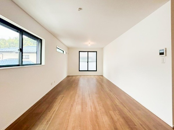 オープンでのびやかな空間を生み出す、広がりとゆとり。家族と過ごす時間を大切にしたい方にぴったりのゆとりある住空間です。窓からの日差しがリビングの隅々までしっかりと届きます。