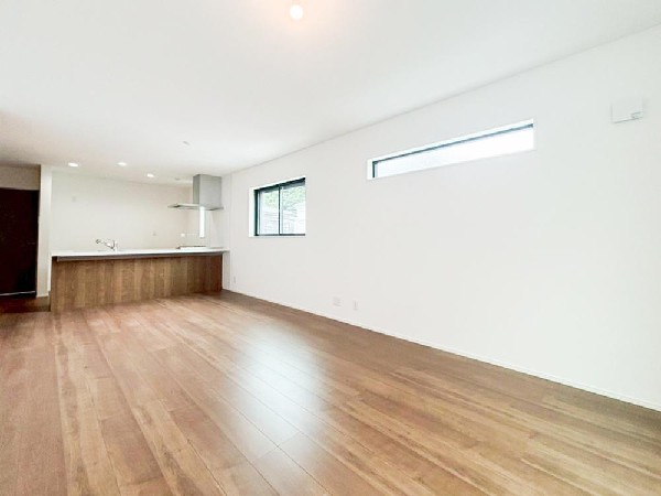 19帖の広々ＬＤＫ。導線もしっかりと取れているので、ダイニングテーブルやソファーなどの家具もしっかりと配置できます。ゆったりとした広さの空間でご家族だんらんの時間をお過ごしください。