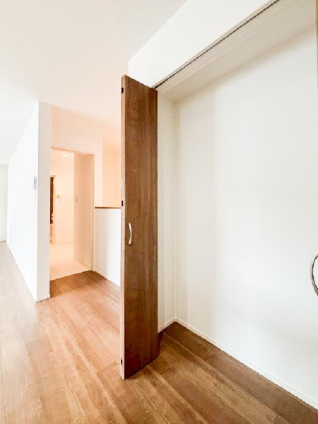 キッチン隣には、ストック食材やキッチン家電の収納に便利なパントリー収納付です。大きなお弁当箱などのシーズン品、レシピ本など収納できます。これだけのスペースがあるとスッキリ片付きます。