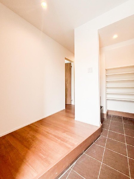 外観:玄関収納をホールに設置し、タタキを広くしています。のびのびと身支度ができる玄関です。ベビーカーを置いたり、将来的に靴を履くための椅子を置いたりもできそうです。