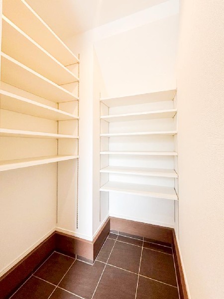 外観:大容量のシューズインクロークが嬉しい住まい。ご家族全員の靴はもちろん、お子様のおもちゃやベビーカー、ゴルフバック、洗車用品などスッキリまとめて収納できます。