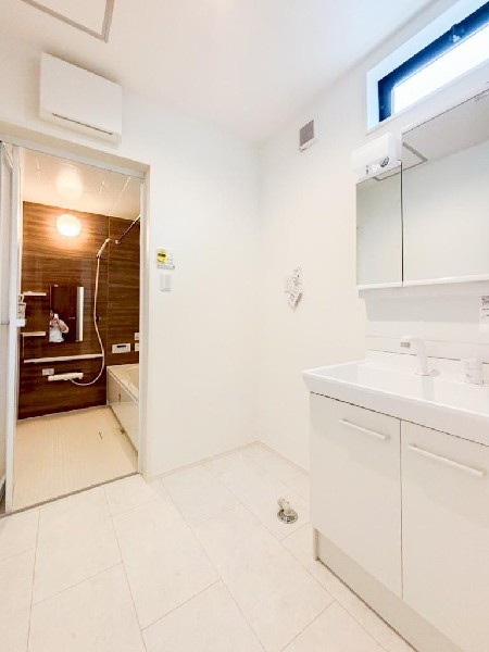 ゆとりの洗面スペースで朝の身支度も快適スムーズに。三面鏡で髪のセットやお化粧もストレスなくこなせ、朝から気分良く通勤通学に向かえそうですね！鏡の裏にはたっぷりと収納スペースを標準装備！