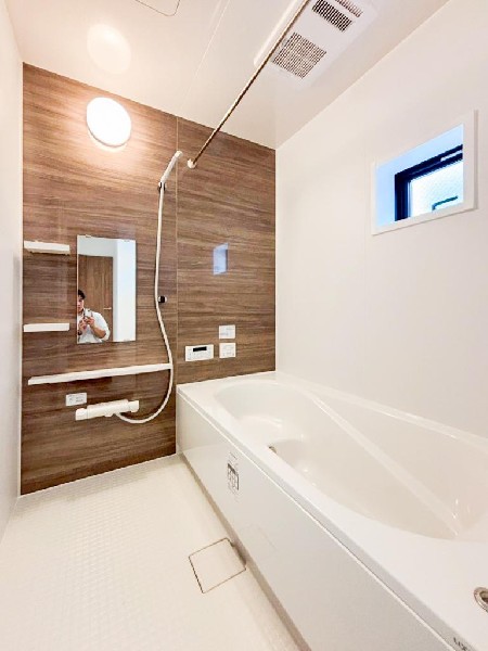 ユニットバスはゆったりとくつろげる1坪タイプ。足までしっかりと伸ばせる浴槽は、心身ともにしっかりと疲れを癒してくれます。お子様と一緒の入浴でも充分な広さです。