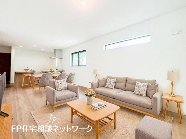 光を取り込みやすい2面採光の居室は日当たり良好です。クローゼットの完備で収納スペースも十分。(本画像はCGで作成しており、実際に現地に家具はおかれておりません。また価格に家具は含まれておりません。）