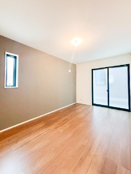 光を取り込みやすい2面採光の居室は日当たり良好です。クローゼットの完備で収納スペースも十分。初めてのお子様にとっての「自分の部屋」。学習デスクやベッドの配置もラクラクです。