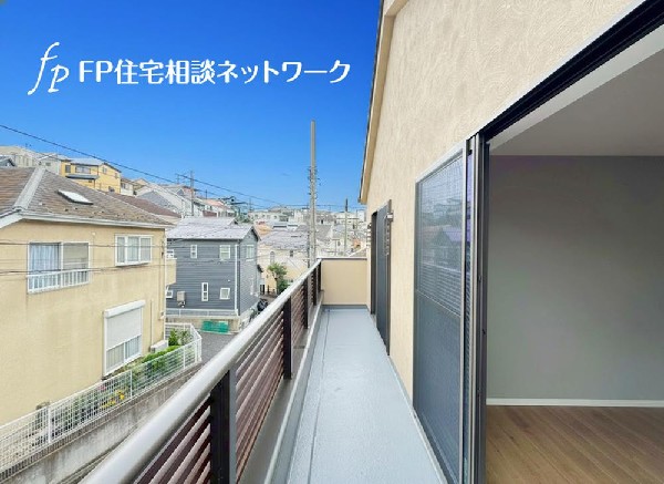 【２号棟】２部屋から出入りできずバルコニーは明るい光が差しこむ陽だまりの空間。お洗濯もあっという間に乾きそう。家事もスムーズにこなせますね。太陽の匂いが感じられる心地よさ。