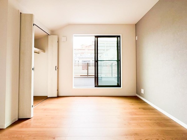 【２号棟】光を沢山取り込める大きな窓。日差しを長時間受ける事が出来る暖かいお部屋です。もちろんペアガラスなので、遮音性にも優れ、結露も発生しにくい構造。サッシ周りのカビが発生しにくくなります。