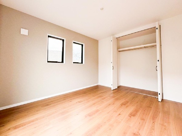 【２号棟】全居室には大型の収納クローゼットを完備。普段使いのお洋服や小物はもちろん、季節物のお洋服などもしっかりと整理整頓出来る。居室空間を隅々まで使えるのが嬉しい。