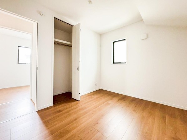 【２号棟】２４時間換気システムを採用した風通しの良い室内は、湿気がこもりづらく快適に過ごせそうです。