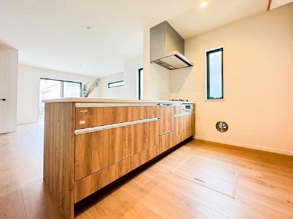 【２号棟】リビングのお子様を見守りながらお料理が出来る対面式カウンターキッチン。ご家族との会話がはずみます。