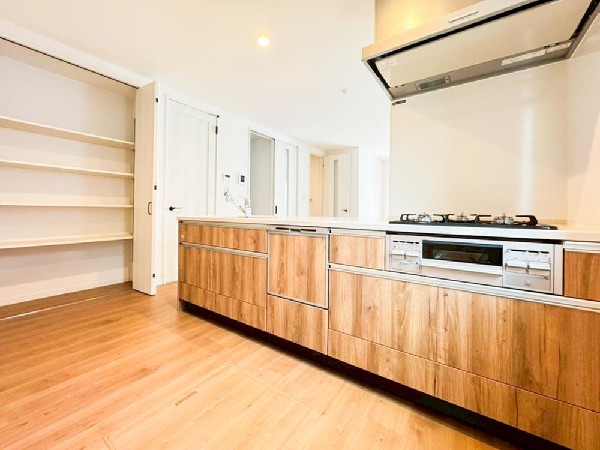 【２号棟】キッチン隣には、ストック食材や調理家電の収納に便利なパントリー収納付です。これだけのスペースがあれば、お水や非常食などの備蓄庫としても活躍しそうです。